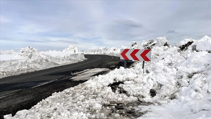 Kar nedeniyle 7 gündür kapalı bulunan Ardahan-Ardanuç kara yolu açıldı