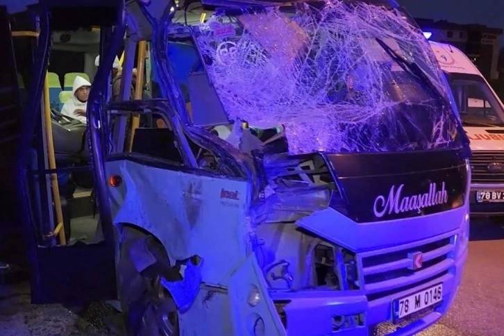 Karabük'te feci kaza! Minibüs otobüse arkadan çarptı, çok sayıda yaralı var