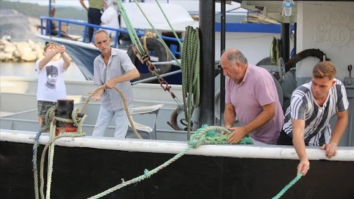 Karadeniz'e ağ atacak Kırklarelili balıkçılar, av yasağının sona ereceği saati bekliyor