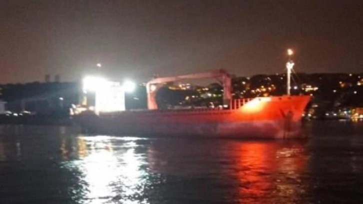 Kargo gemisi demir attı, İstanbul Boğazı gemi trafiğine kapatıldı