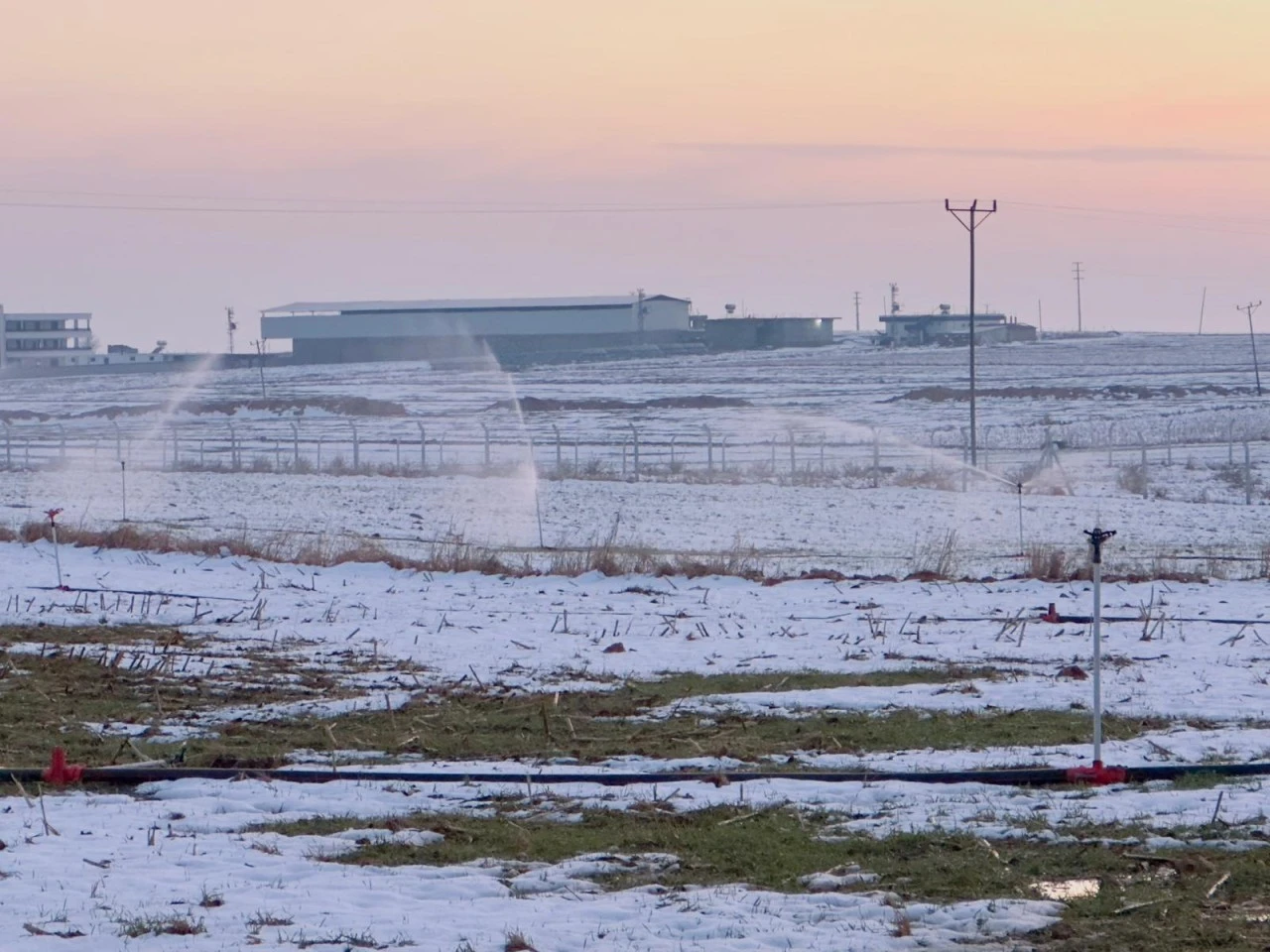 Karla Kaplı Arazide  Ka&ccedil;ak Elektrikle Sulama Yapıldı