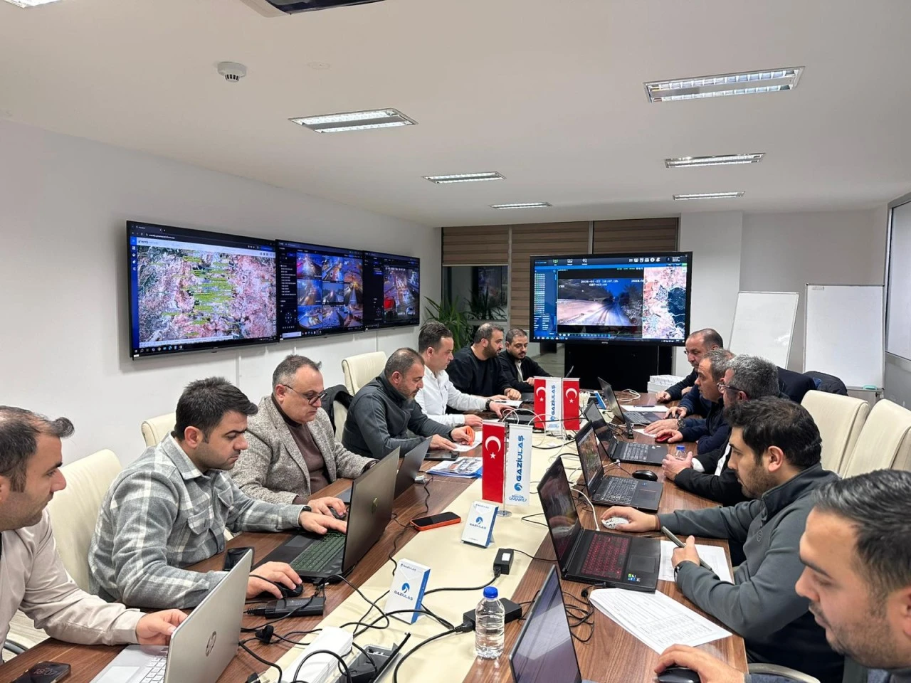 Karla m&uuml;cadelede trafik koordinasyon merkezinde şehrin nabzı tutuluyor 