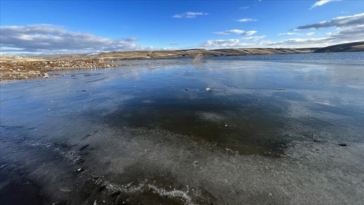 Kars Barajı Gölü soğukların etkisiyle kısmen dondu