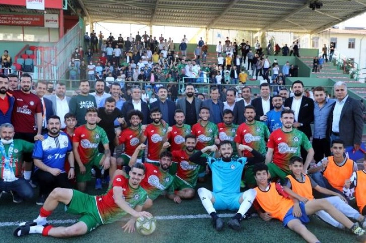 Kaymakam ve Belediye Başkan Vekili Mehmet Tunç, vatandaşlarla maç izledi