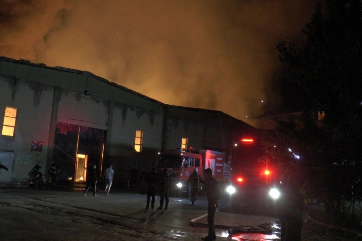 Kayseri'de fabrika yangını: alevler geceyi aydınlattı