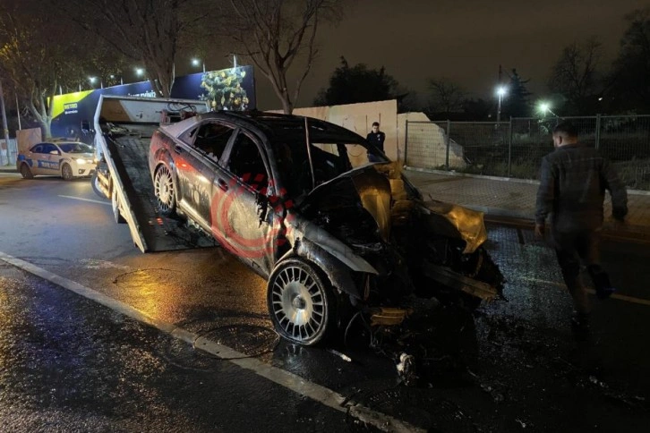 Kaza yapan milyonluk otomobil yanarak küle döndü