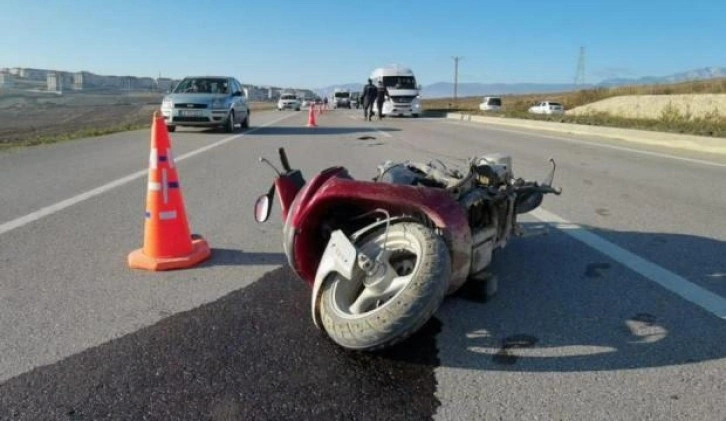 Kazada kalbi duran motosiklet sürücüsü kalp masajıyla hayata döndü
