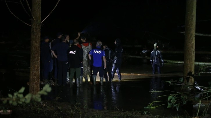 Kırklareli'ndeki selde kaybolan 4 kişiyi arama kurtarma çalışmaları sürüyor