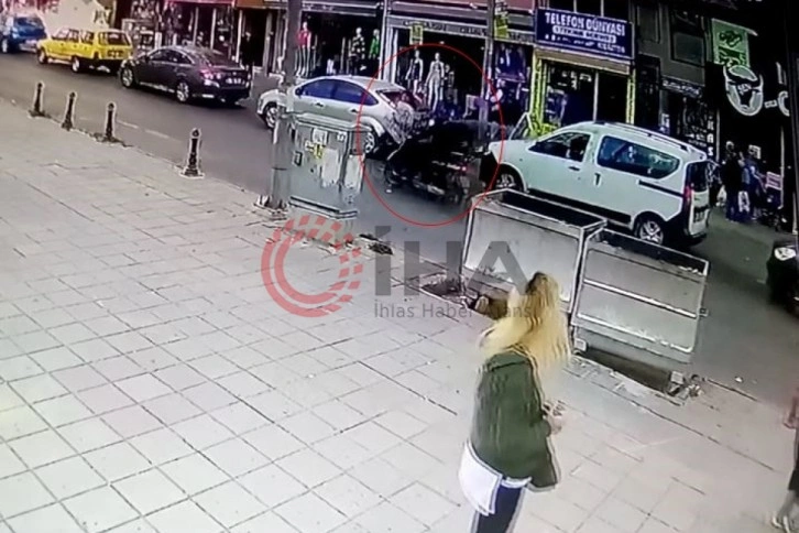 Kırmızı ışıkta hatalı sollama yapan motosikletlinin yayaya &ccedil;arptığı kaza kamerada: 2 yaralı