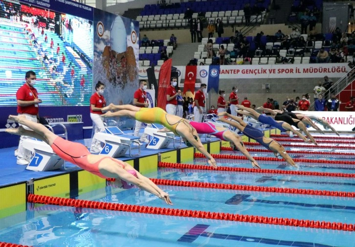 Kısa Kulvar Genç ve Açık Yaş Yüzme Şampiyonasının finali yapıldı