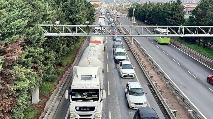 Kocaeli'de 7 aracın karıştığı zincirleme trafik kazası ulaşımı aksattı