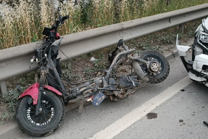 Kocaeli'de motosiklet bariyerlere çarptı: 1’i ağır 2 yaralı