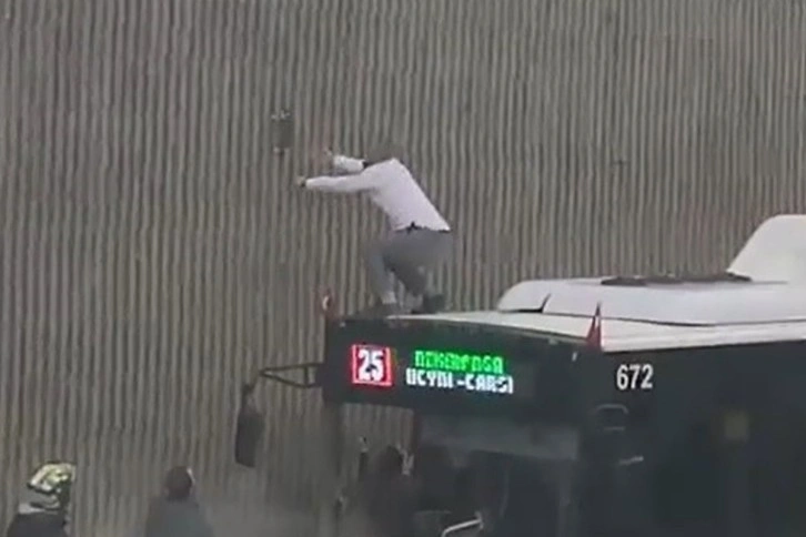 Kocaeli'de otobüs şoföründen alkışlanacak hareket