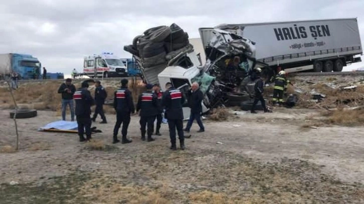 Konya’da korkunç kaza... TIR ile kamyon kafa kafaya çarpıştı: 2 ölü, 1 yaralı