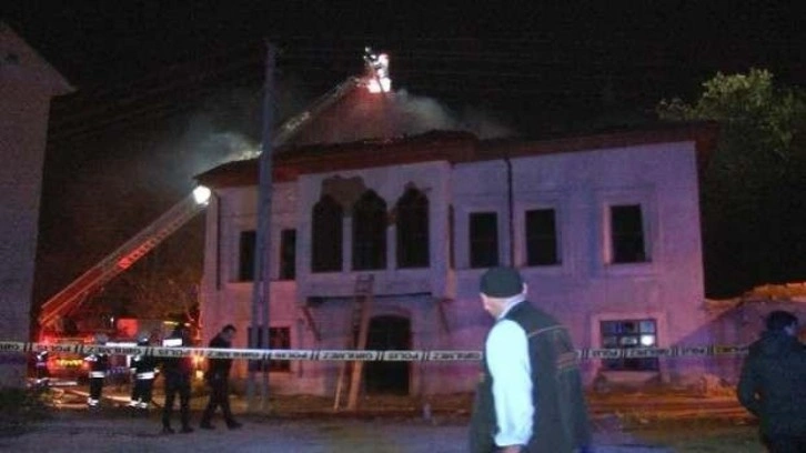 Konya’da tarihi bina alev alev yandı