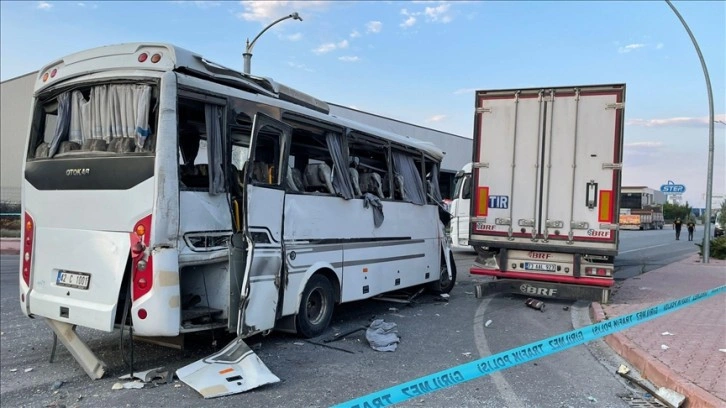 Konya'da tır ile servis otobüsünün çarpışması sonucu 1 kişi öldü, 25 kişi yaralandı