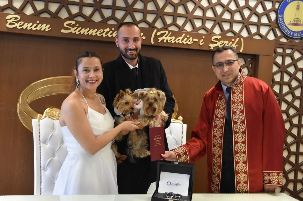 K&ouml;pekleriyle birlikte mutluluğa "evet" dediler