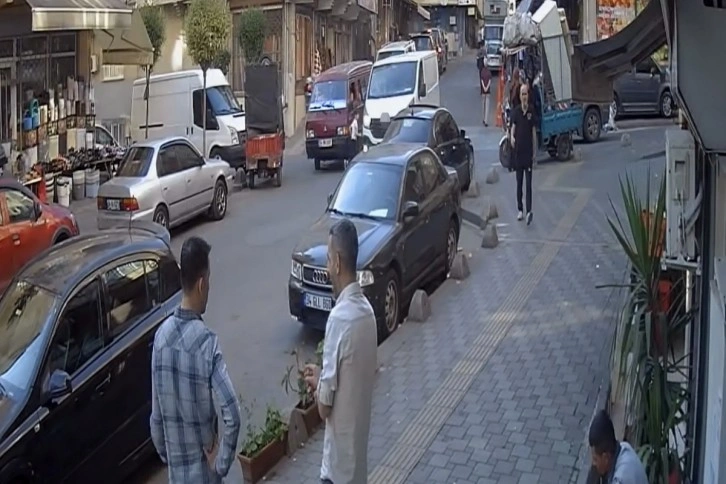 Koşarak yola fırlayan çocuğa hafif ticari araç çarptı