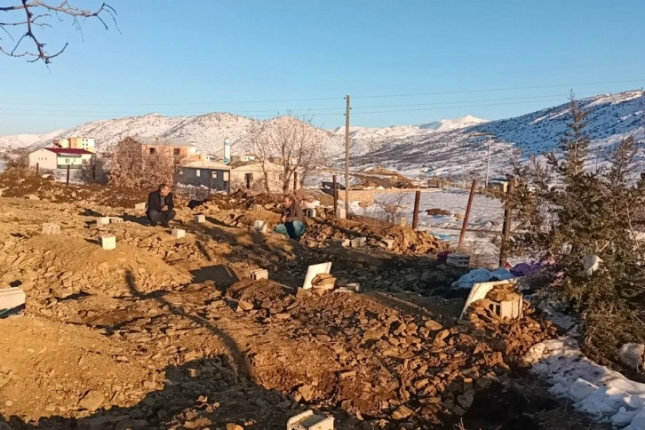 Köyü vuran depremde aynı aileden 14 kişi hayatını kaybetti