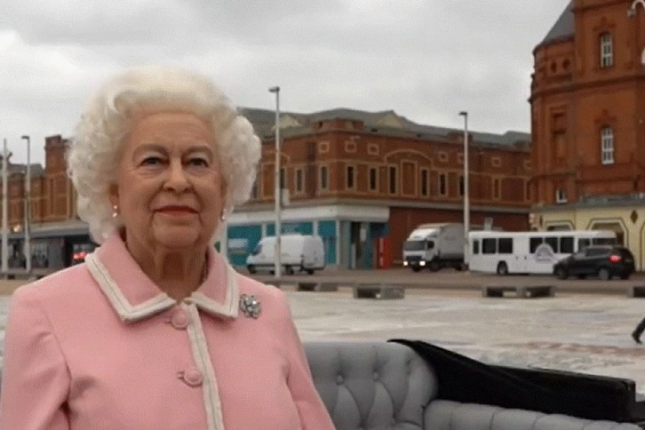 Kraliçe II. Elizabeth'in balmumu heykeli İngiltere sokaklarında dolaştırıldı