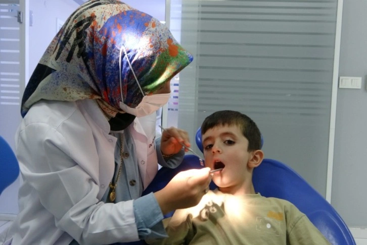 Küçük yaşlarda görülen diş hastalıklarına dikkat: Çocuk gelişimini olumsuz etkiliyor