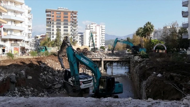 Kumluca'da sel felaketinin izleri siliniyor