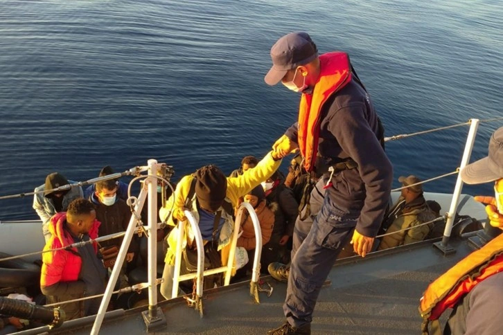 Kuşadası açıklarında 30 düzensiz göçmen kurtarıldı