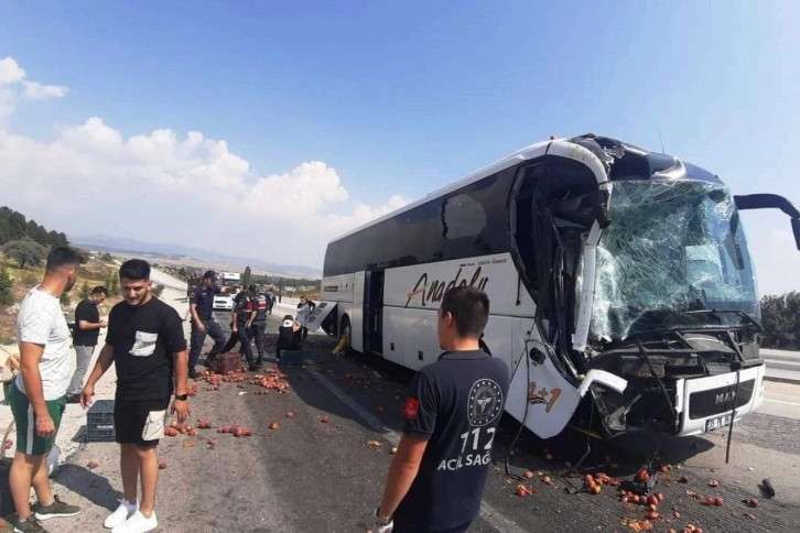 Kütahya’da yolcu otobüsü kamyona çarptı: 8 yaralı