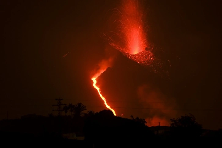 La Palma’daki Cumbre Vieja Yanardağı yeniden lav ve kül püskürtmeye başladı