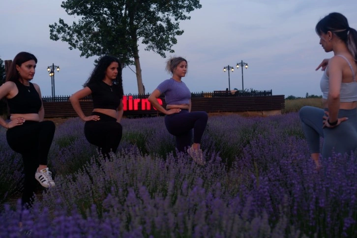 Lavanta tarlasında gün batımı eşliğinde yoga