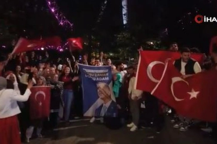 Londra’da gurbetçi vatandaşlar Cumhurbaşkanı Erdoğan’ın zaferini kutladı