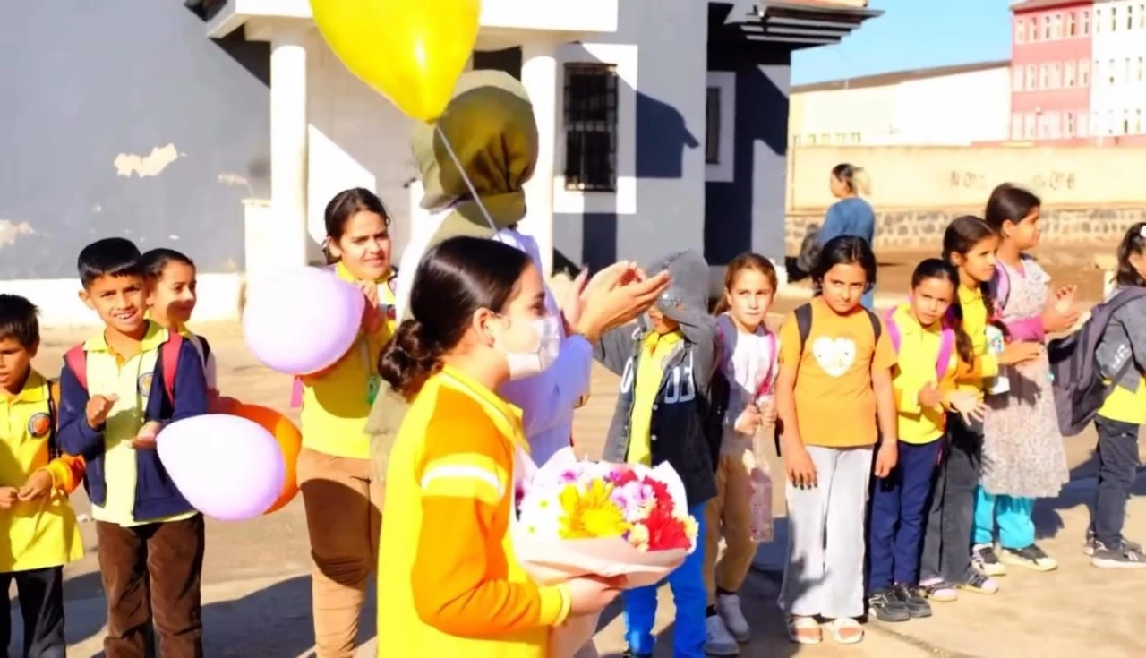 Lösemiyi yenip okuluna dönen 4'üncü sınıf öğrencisine görkemli karşılama