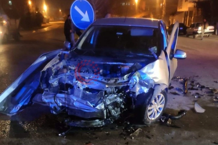 Malatya'da iki otomobil çarpıştı: 1’i ağır 3 yaralı