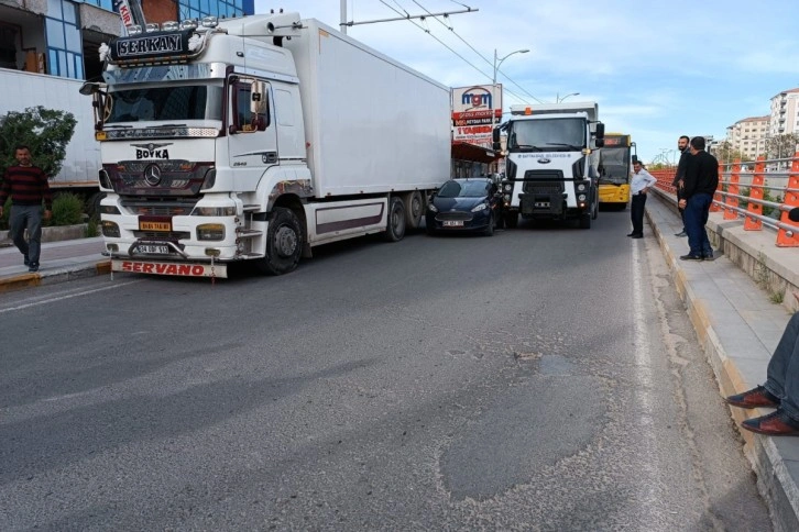 Malatya’da ilginç kaza: Seyir halindeki iki aracın arasına sıkışan otomobil trafiği felç etti