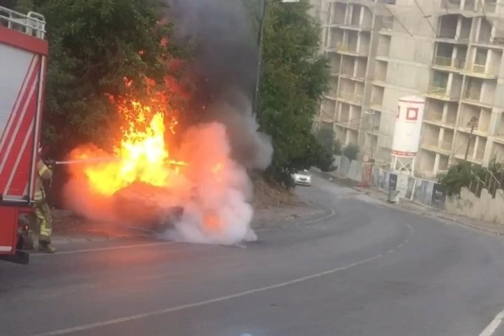 Maltepe’de seyir halindeki araç alev alev yandı