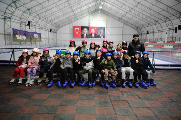 Mamak’ta vatandaşlar ücretsiz buz pateni keyfi yaşıyor