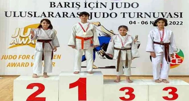 Manisa BBSK'lı judocular madalyaları topladı