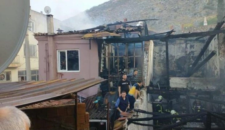 Manisa’da 3 ev yandı, 1 kişi öldü