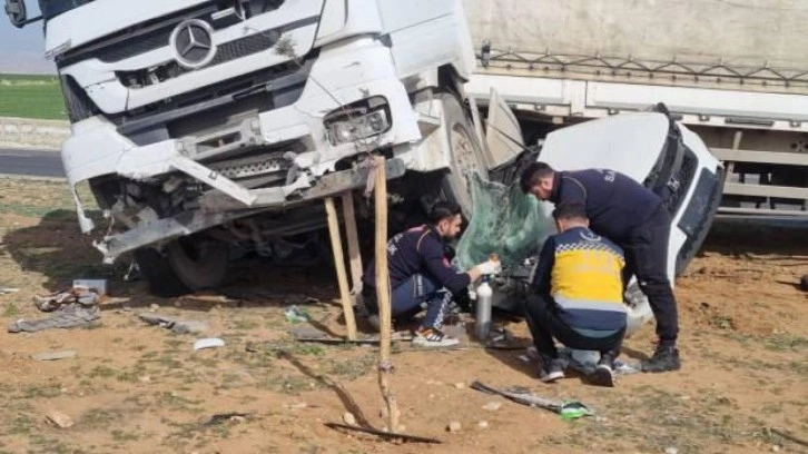Mardin’de feci kaza... Tır otomobili biçti: 2 ölü, 2 yaralı!