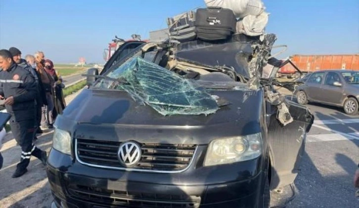Mardin'de minibüs kırmızı ışıkta bekleyen TIR'a çarptı: 1 ölü 8 yaralı
