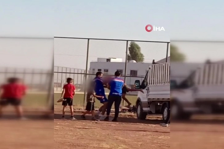 Mardin'de pes dedirten görüntüler! Antrenör küçük çocuğu yerden yere vurdu