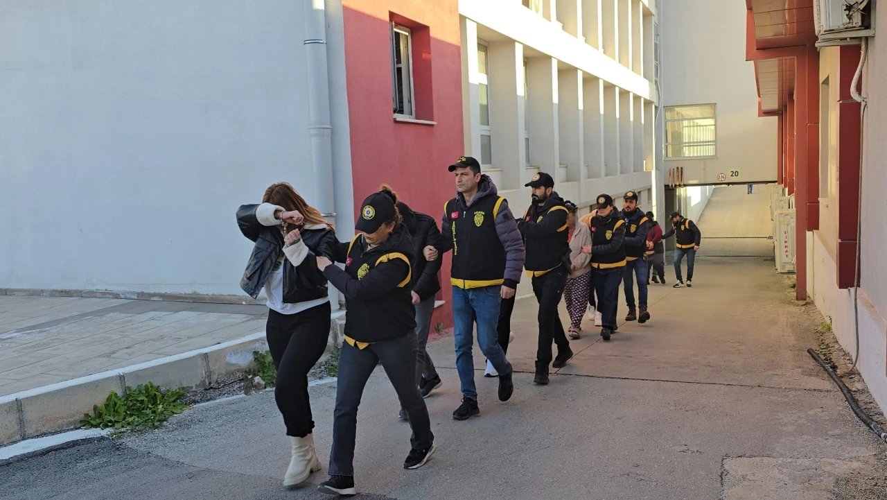 Masaj Salonunda Fuhuş Baskını: 14 Tutuklama!