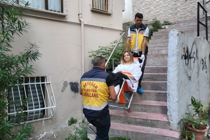 Merdivenlerden düşüp iki ayağını kıran genç sınava ambulansla geldi