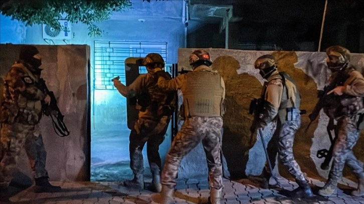 Mersin'de çeşitli suçlara karışan 17 zanlının yakalanmasına yönelik operasyon yapıldı