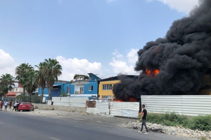 Mersin'de geri dönüşüm tesisindeki yangın kontrol altına alındı