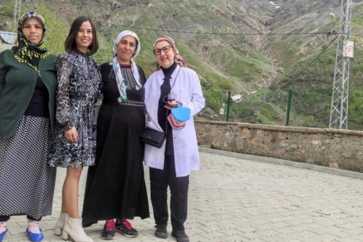 Mesafe tanımayan fedakar diş doktoru, kendini köy çocuklarına adadı