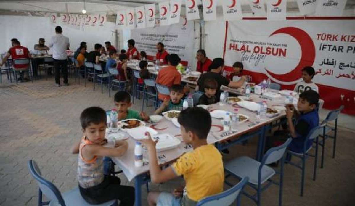 Mesut Özil'den, Suriyeli yetimlere iftar sofrası