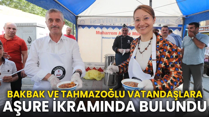 Milletvekili Bakbak ve Başkan Tahmazoğlu Vatandaşlara Aşure İkramında Bulundu