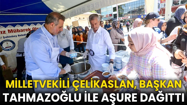 Milletvekili Çelikaslan ve Başkan Tahmazoğlu Vatandaşlara Aşure İkramında Bulundu