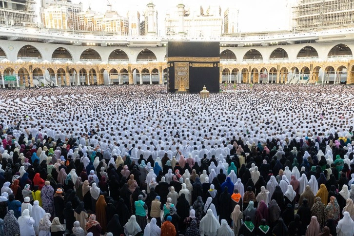 Milyonlarca Müslüman Kabe’de bayram namazını kıldı